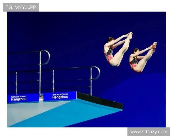 从高空跃入水花之间探索跳水运动的力量美学与心灵挑战 从高空跃入水花之间探索跳水运动的力量美学与心灵挑战